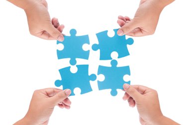 Beyaz arka plan üzerinde izole jigzaw tutan adam el