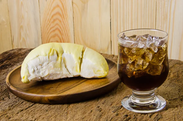 Vidro de cola com cubos de gelo em fundo de madeira — Fotografia de Stock