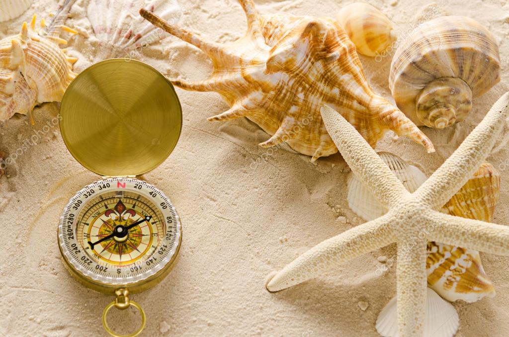 Πυξίδα και θάλασσα κελύφη στην άμμο — Φωτογραφία Αρχείου ...