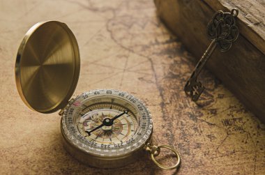 Eski haritada klasik pusula