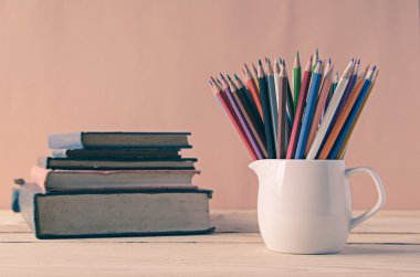 Tablo renkli kalemler