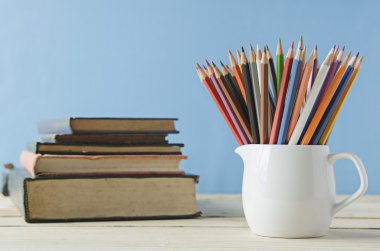 Tablo renkli kalemler