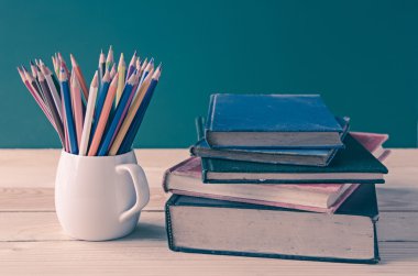 ahşap masa kitap yığını