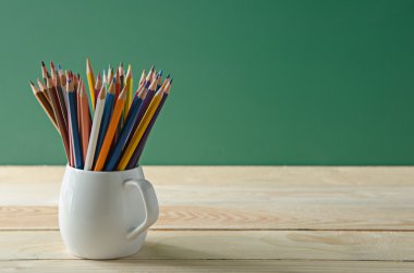 ahşap masa üzerinde renk kalem