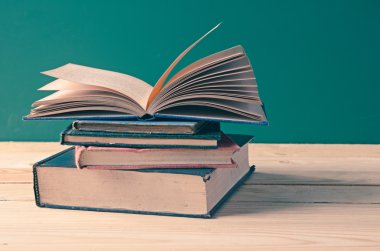 Bir yığın kitap ahşap tablo