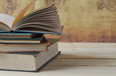 Bir yığın kitap ahşap tablo