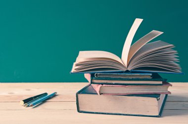 Bir yığın kitap ahşap tablo