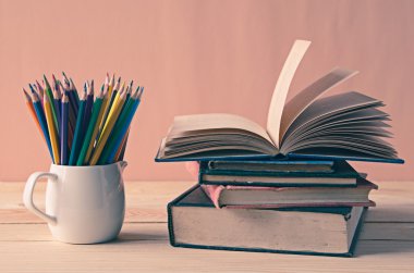 Bir yığın kitap ahşap tablo