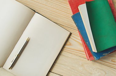 boş kağıt kalem ahşap masa arka plan ile