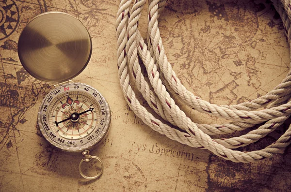 Rocznik kompas na starej mapie — Zdjęcie stockowe