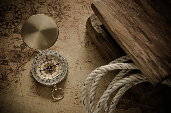 Винтажный компас на старой карте — стоковое фото