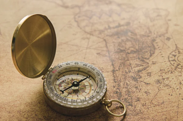 Вінтажний компас на старій карті — стокове фото