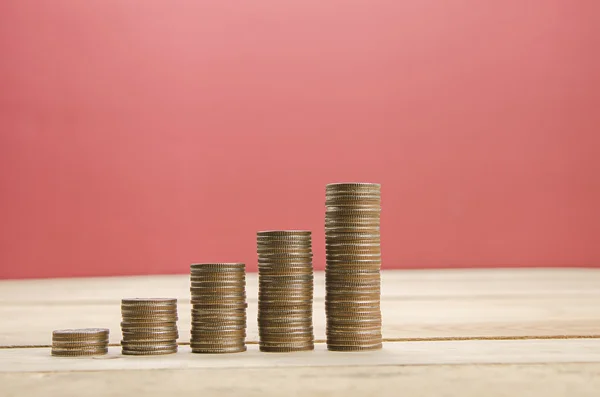 Pila de monedas en la mesa de madera — Foto de Stock