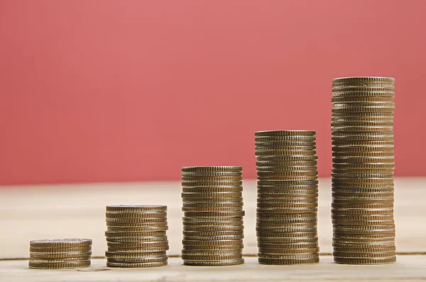 Pila de monedas en la mesa de madera — Foto de Stock