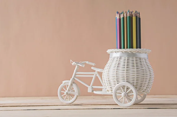 Lápiz de color en bicicleta vintage artificial blanca — Foto de Stock