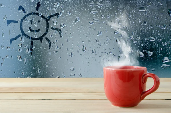 Kaffeetasse mit natürlichen Wassertropfen auf Glasfensterhintergrund — Stockfoto