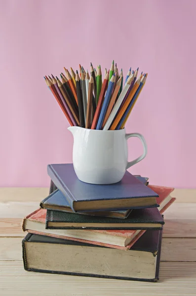 Lápis de cor na pilha de livro — Fotografia de Stock