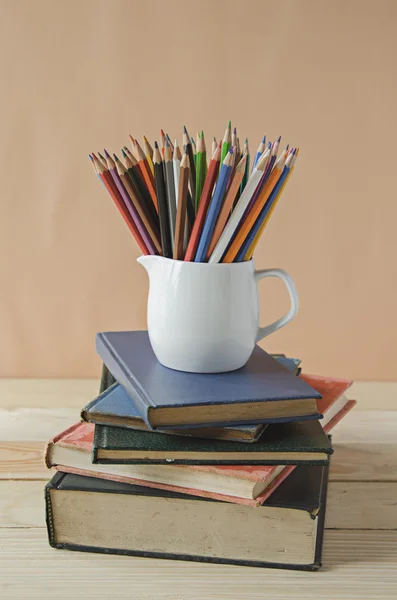 Kleur potloden op stapel van boek — Stockfoto