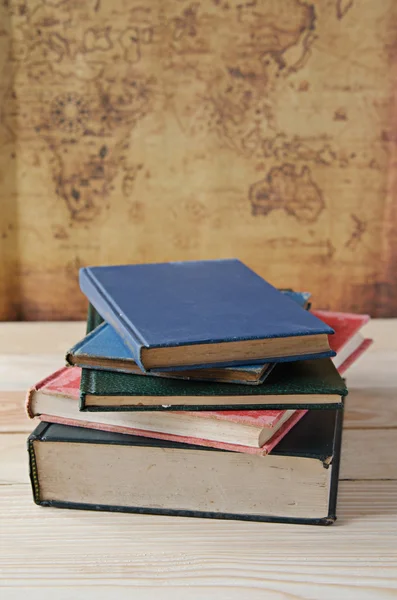 Pila de libro sobre mesa de madera — Foto de Stock