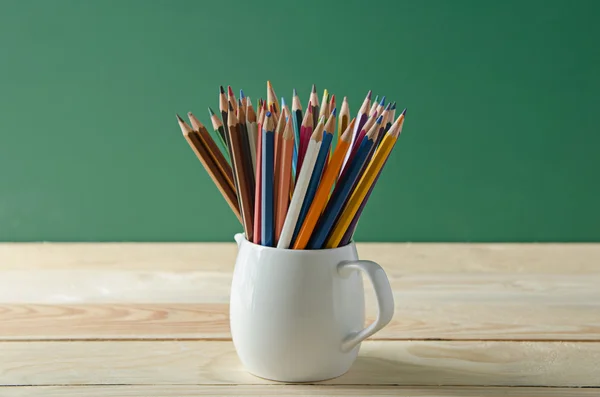 Lápis de cor na mesa de madeira — Fotografia de Stock