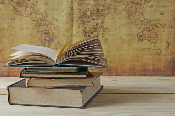 Een stapel boeken op houten tafel — Stockfoto