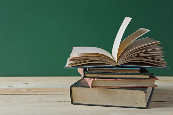 Setumpuk buku di atas meja kayu — Stok Gambar Setumpuk buku di atas meja kayu Stok Gambar