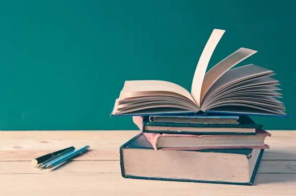 Setumpuk buku di atas meja kayu — Stok Gambar Setumpuk buku di atas meja kayu Stok Gambar