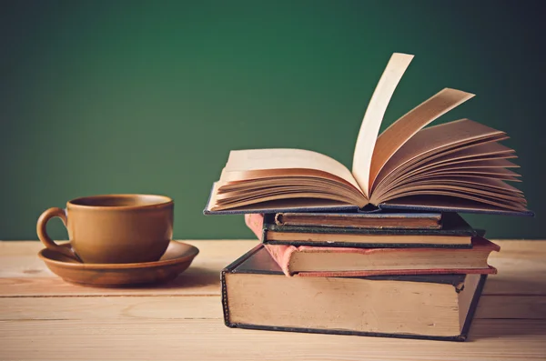 Une pile de livres sur une table en bois Images De Stock Libres De Droits