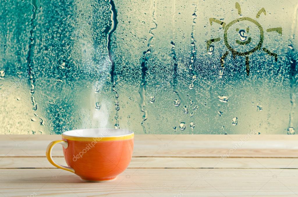 taza de café con gotas de agua natural en el fondo de la ventana de