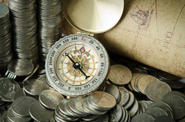 Pusula ve paralar eski harita üzerinde