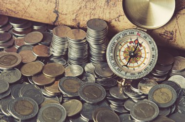 Pusula ve paralar eski harita üzerinde