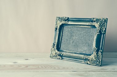 ahşap masa üzerinde boş fotoğraf çerçevesi