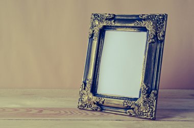ahşap masa üzerinde boş fotoğraf çerçevesi