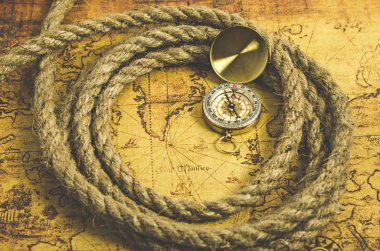 eski harita üzerinde pusula