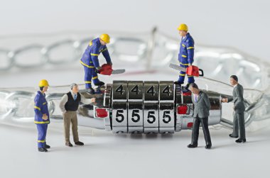 minyatür insanlar metal güvenlik kilit anahtar kilidini çalışın