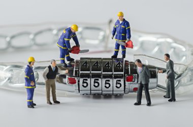 minyatür insanlar metal güvenlik kilit anahtar kilidini çalışın