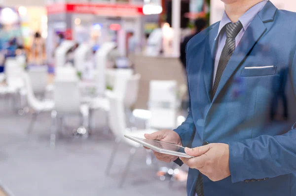 Homem de negócios segurando tablet — Fotografia de Stock