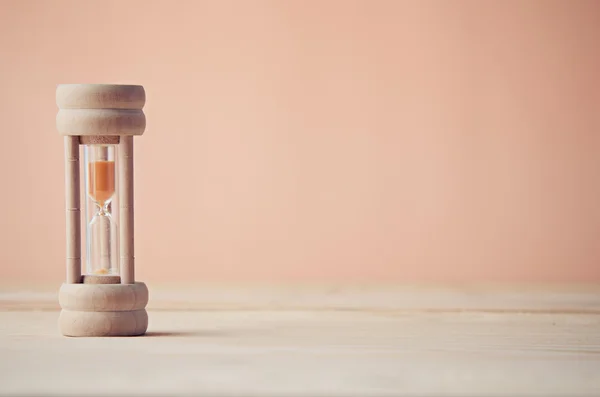 Sandglas auf dem Holztisch — Stockfoto