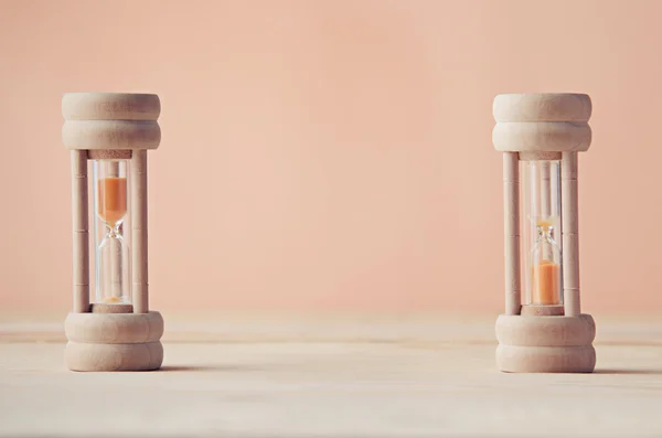 Zandglas op de houten tafel — Stockfoto