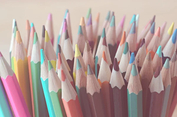 Цветные карандаши в качестве фона — стоковое фото