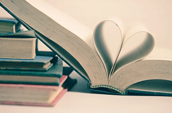 Signo del corazón del amor en libros antiguos —  Fotos de Stock