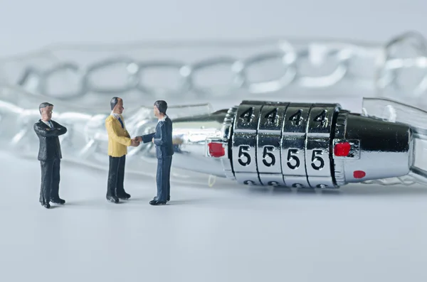 Miniatuur zakenman en veiligheid lock code, bedrijfsconcept — Stockfoto