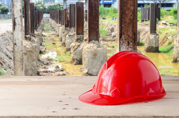 Casque de sécurité sur le chantier de construction — Photo