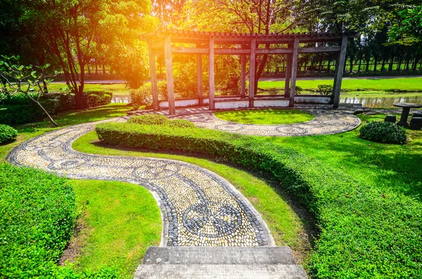 Passerelle incurvée dans le jardin — Photo