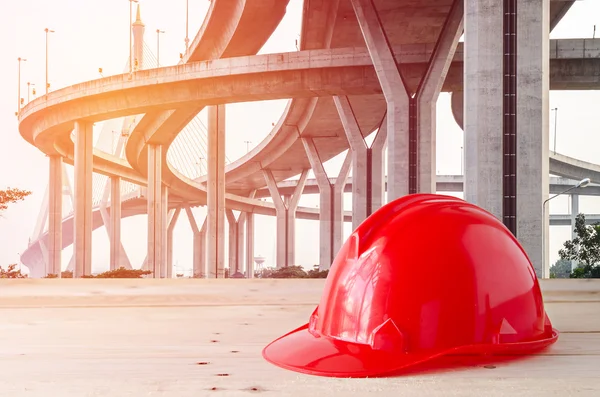 Защитный шлем на строительной площадке — стоковое фото