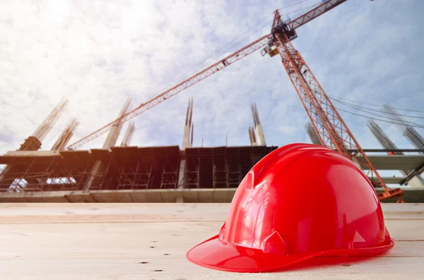 Capacete de segurança no canteiro de obras — Fotografia de Stock