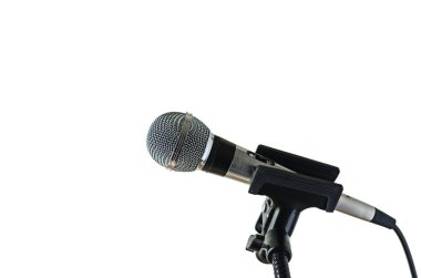 Beyaz arkaplanda mikrofon izole edildi