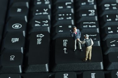 minyatür insanlar üzerinde klavye backgroud elini