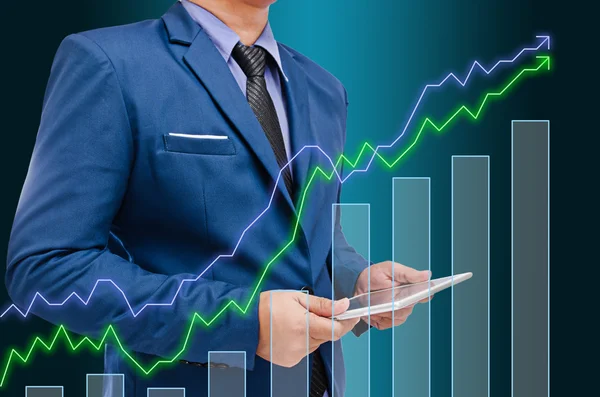 Obchodní muž hospodářství tablet s obchodní graf virtuální obrazovky — Stock fotografie