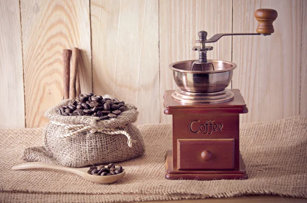 Młynki do kawy na drewnianym stole — Zdjęcie stockowe